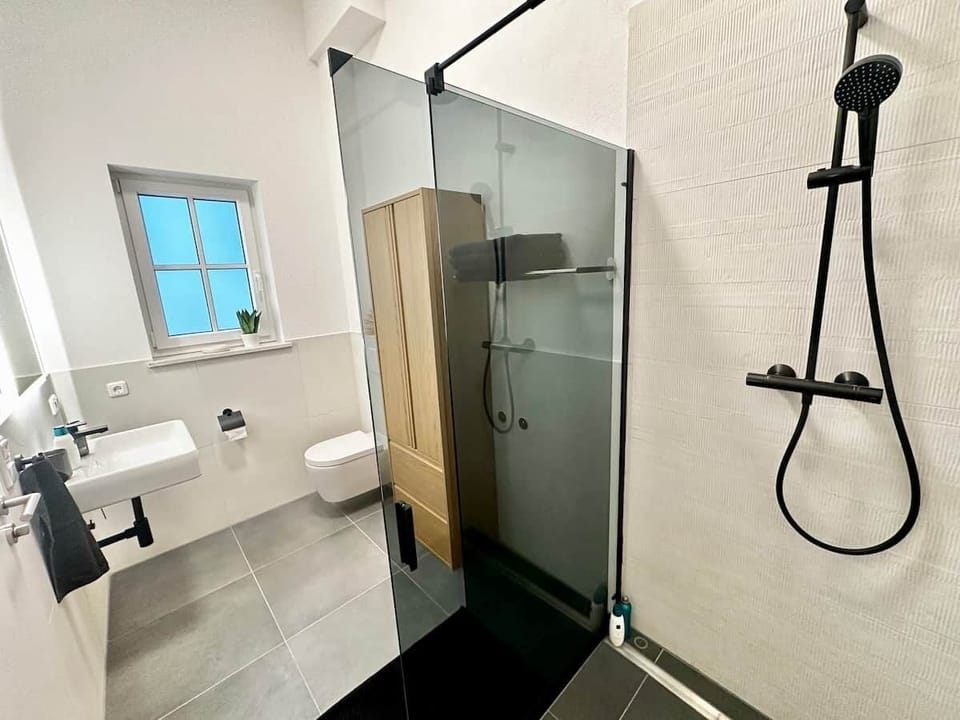 Badezimmer mit bodentiefer Dusche
