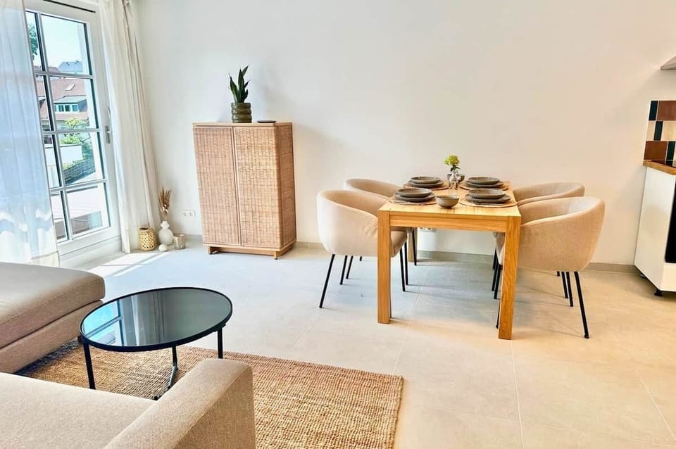 Gemütlicher Wohn-Essbereich mit offener Küche und Zugang zur Dachterrasse