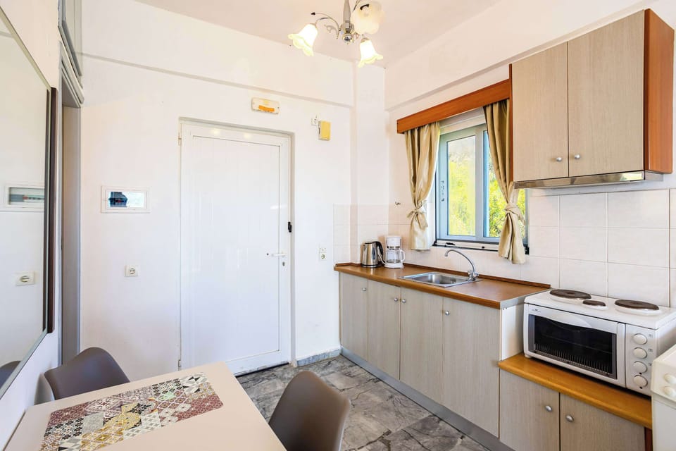 Fully equipped Kitchen space and Dinning area - Details of the interior