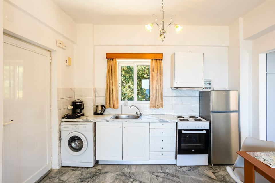 Fully Equipped Kitchen with Modern Layout