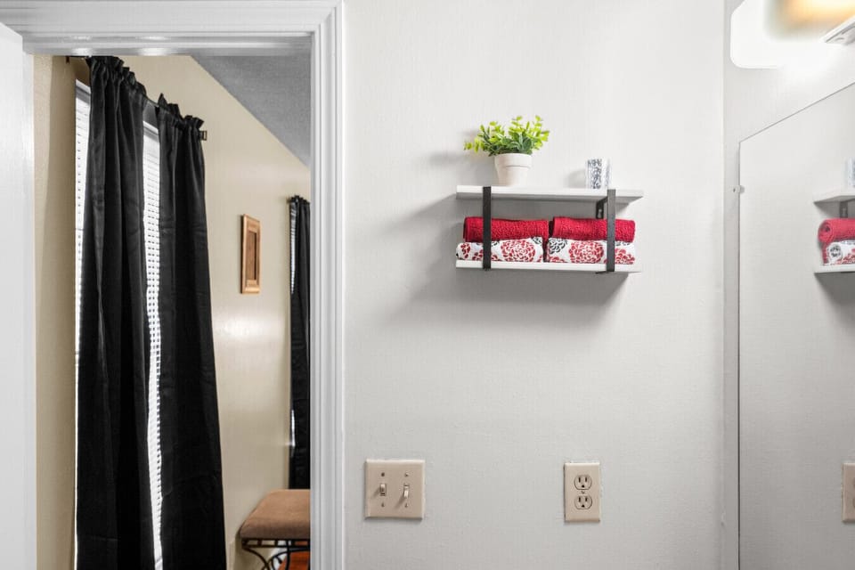 En-Suite Bathroom | Tub Shower | Window Lighting