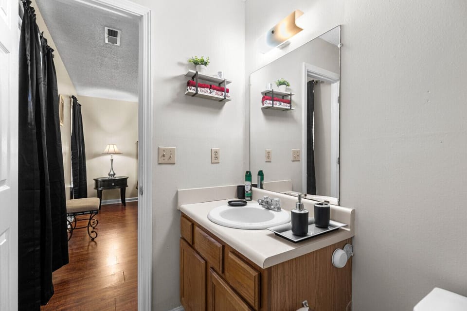 En-Suite Bathroom | Tub Shower | Window Lighting