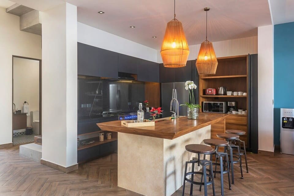 Fully equipped kitchen with a beautiful island in the center. It can be used for cooking and comfortably enjoying meals