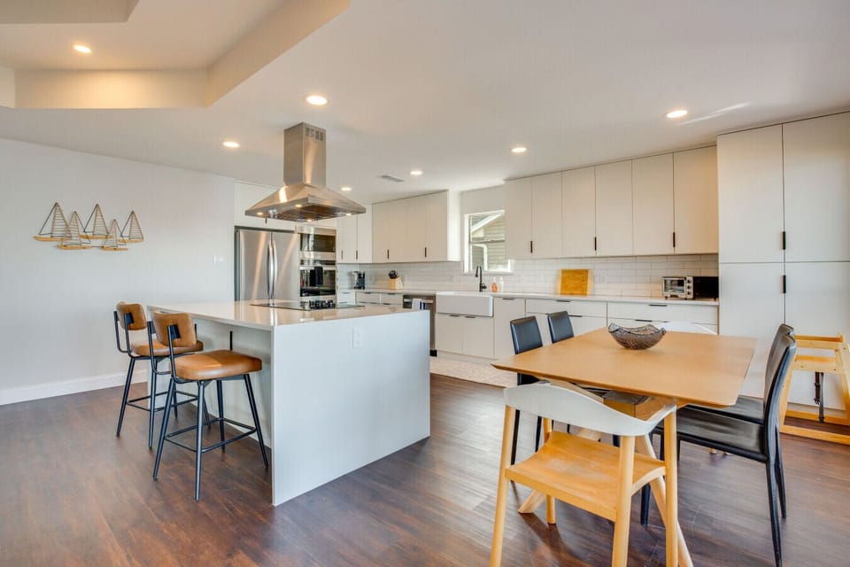 Kitchen | Kitchen Island | Bar Seating & Open Dining Area