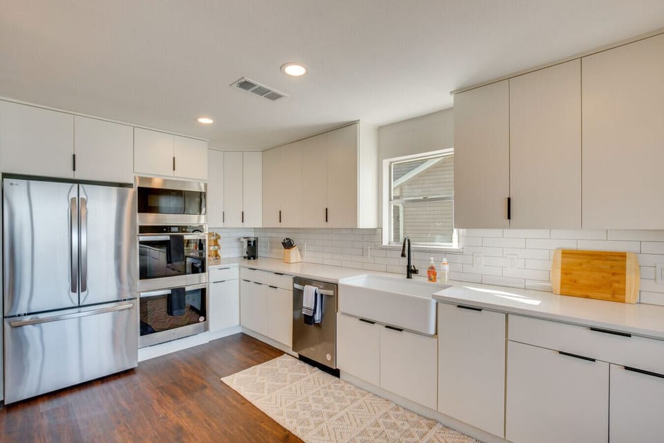 Kitchen | Kitchen Island | Open Dining Area