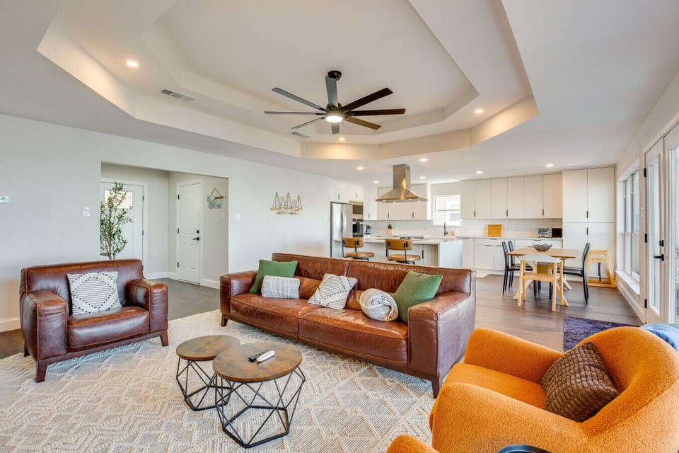 Living Room | Seating Area | Vaulted Ceiling & Ceiling Fan