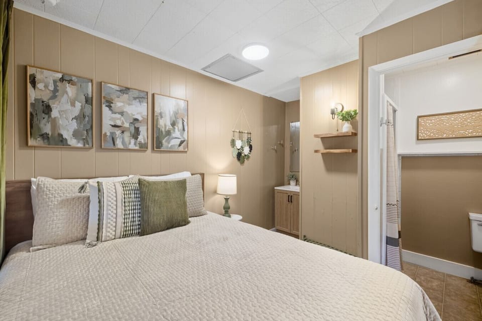 Queen Bed Accommodations!