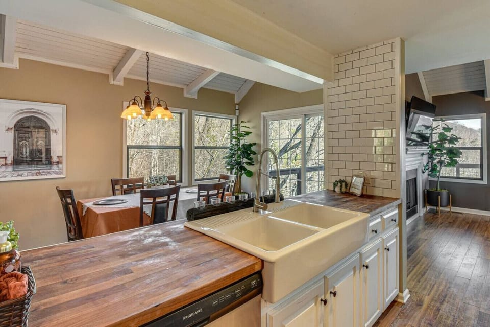 Surround nature views--whether doing dishes at the sink or playing games on the dining table you will still be emersed in nature