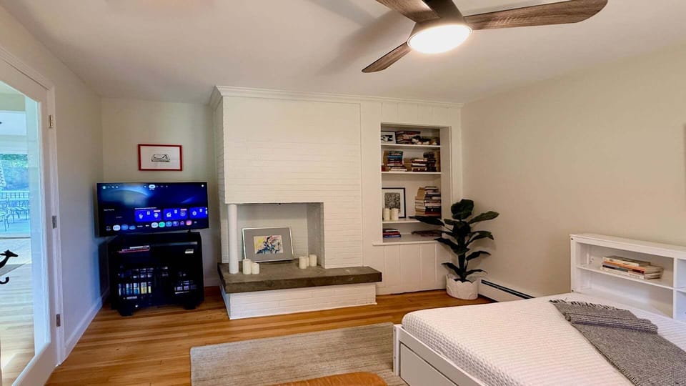 Queen bed in bonus den