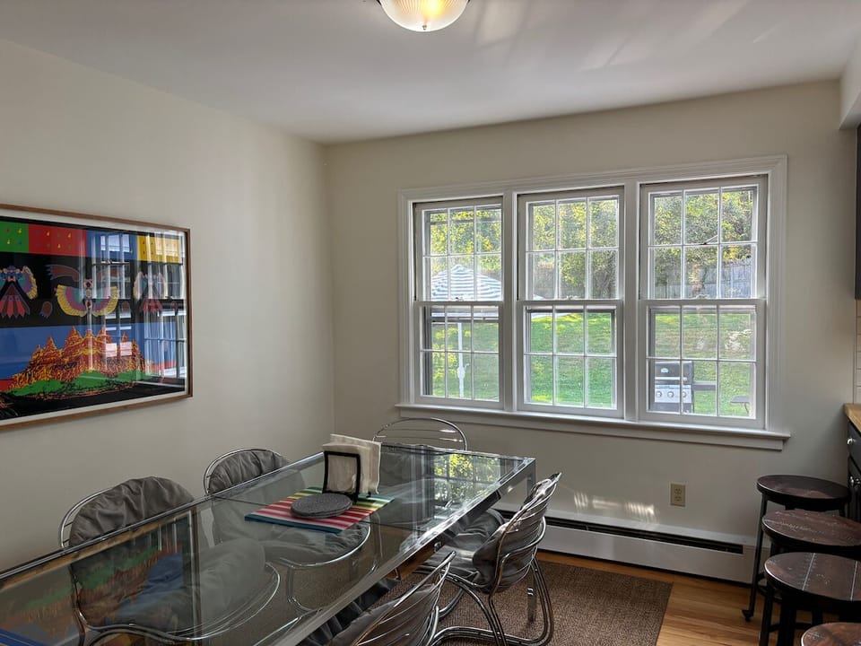 DR seats 6+3 at the counter