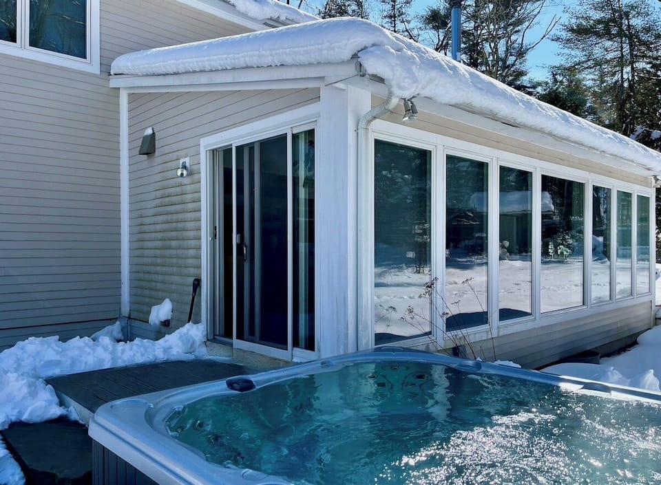 Highland: hot tub is available year round
