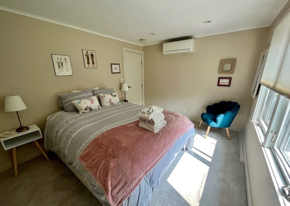 Guest room #4 with Queen