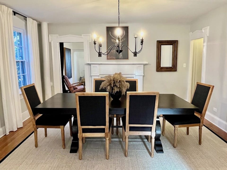 Formal dining room seats 6+