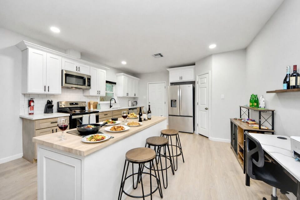 Kitchen/Dining Area
