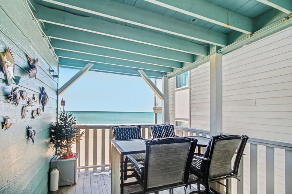 Oceanview Top-Floor Condo Retreat with Two Balconies and Direct Beach Access Apartment in Garden City
