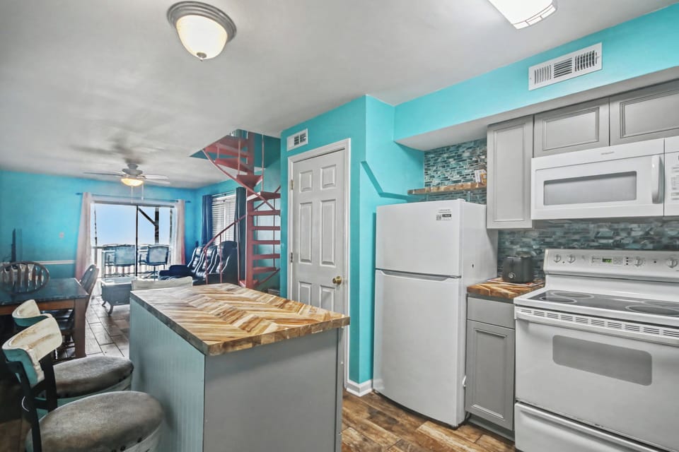 Oceanview Top-Floor Condo Retreat with Two Balconies and Direct Beach Access Apartment in Garden City