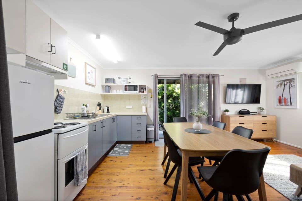 Kitchen & Dining