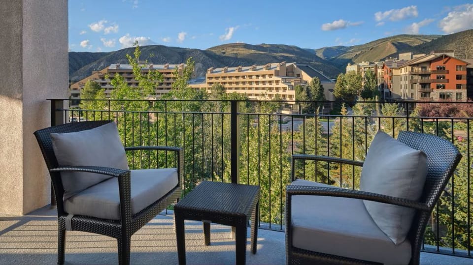 2 Bedroom Villa, BR 1: 1 King, BR 2: 1 King, Sofa beds: 2, Balcony, Fireplace Apartment in Avon