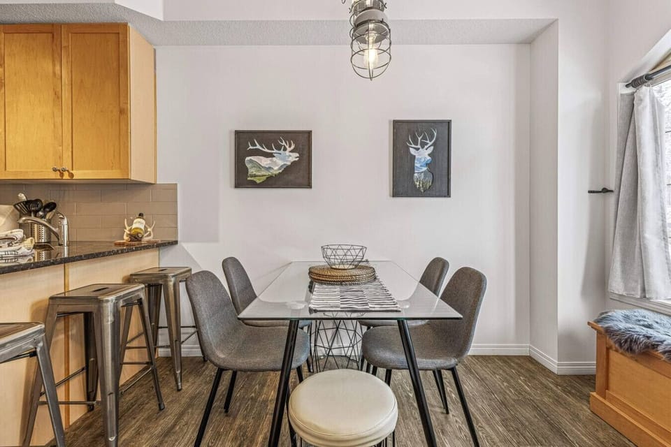 Dining area that seats 4 people.