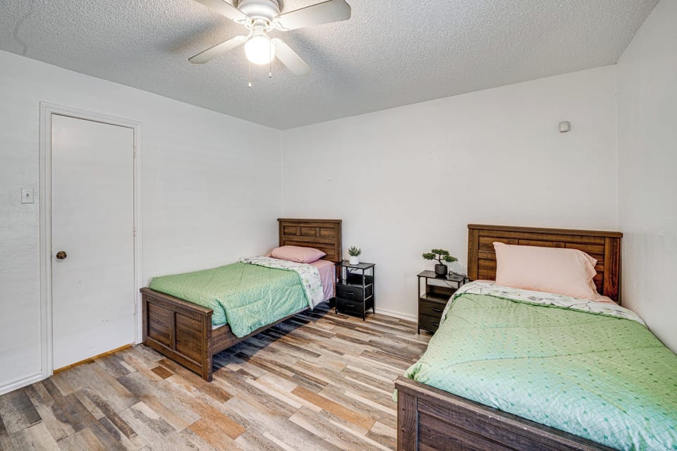 Bedroom 1 | 2 Twin Beds