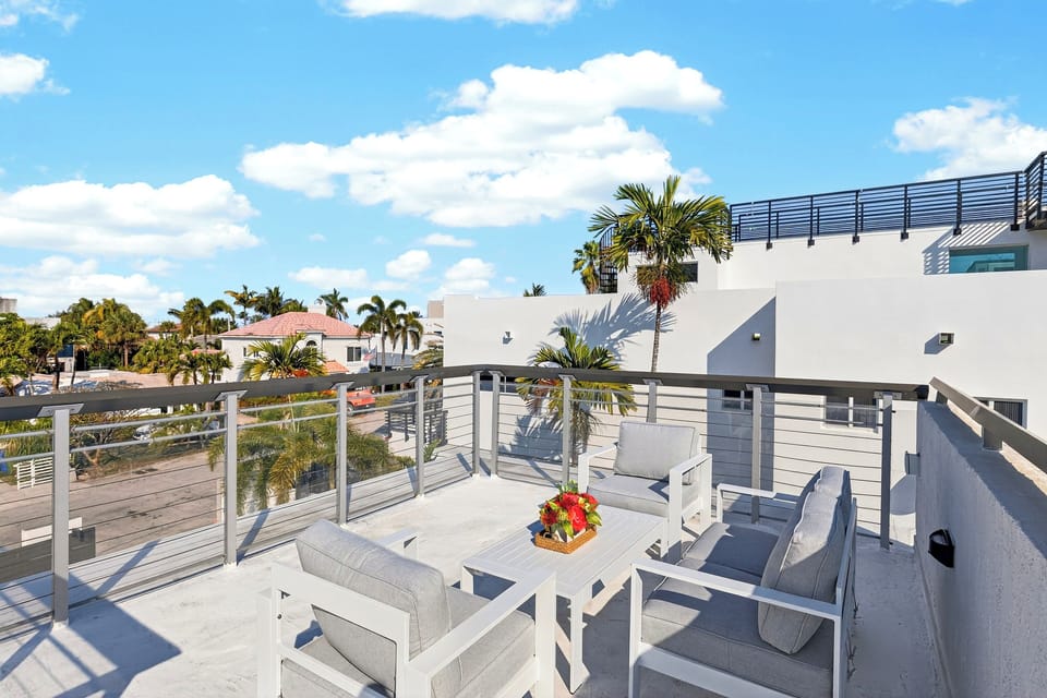 Sunny rooftop terrace for morning coffee and sunset chats.