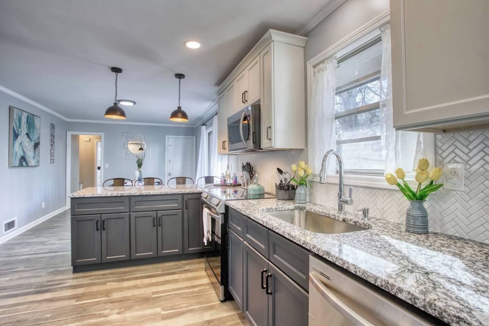 Spotless kitchen with high-quality appliances. Perfect for groups or families.