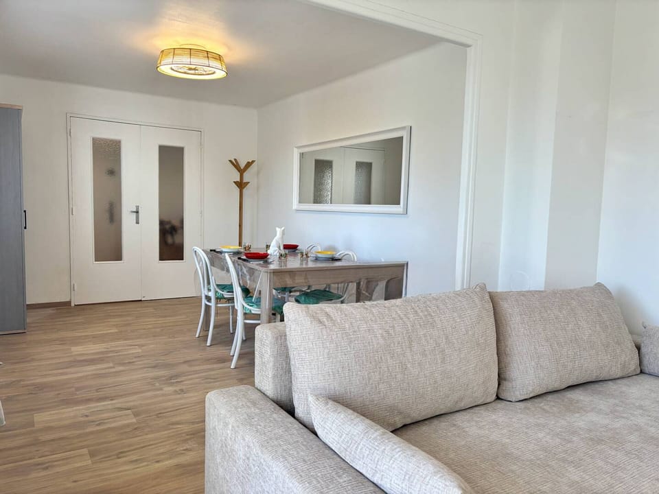 Hyères T2 Apartment - Balcony, Parking, Downtown Apartment in Hyères