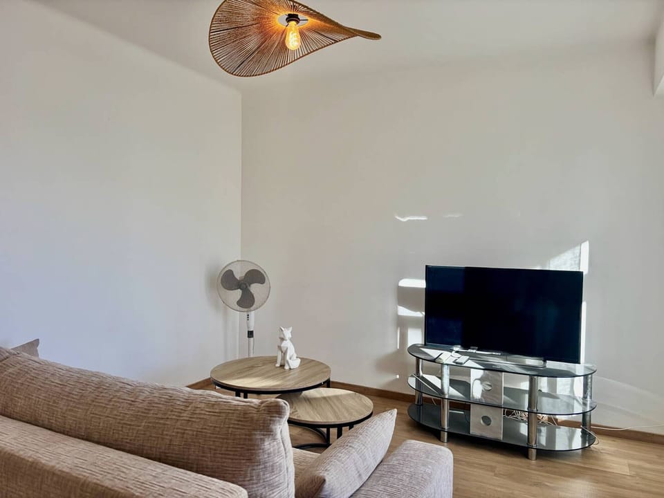 Hyères T2 Apartment - Balcony, Parking, Downtown Apartment in Hyères