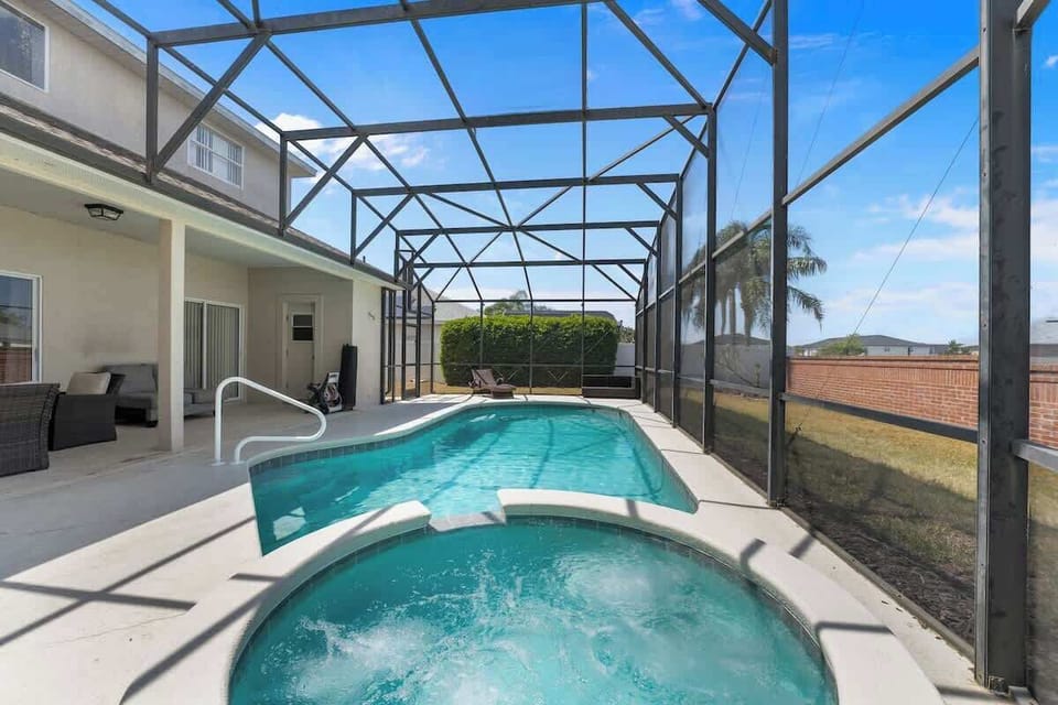 Make memories in this 6 bedroom with private pool! House in Four Corners