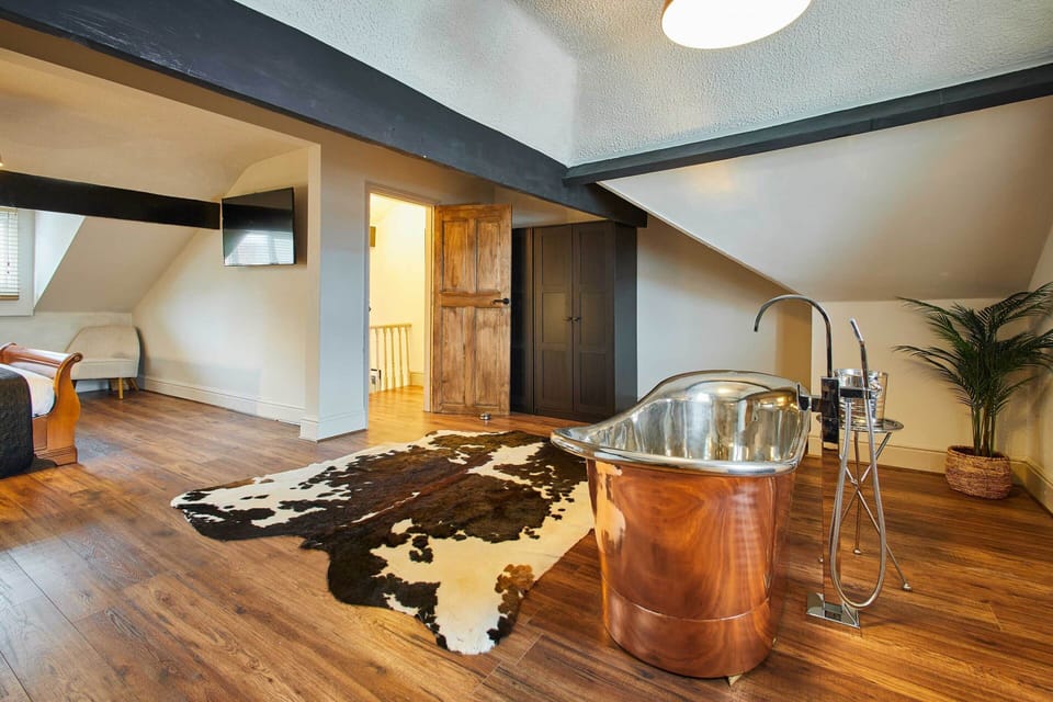 Third Floor Free Standing Copper Bath