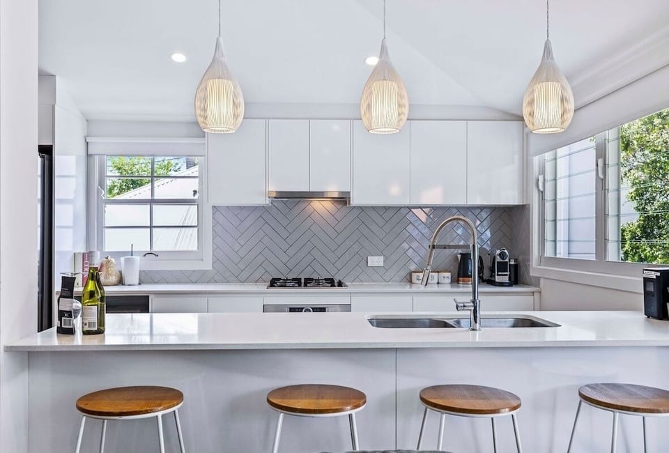 Townhouse 2 – Full kitchen with Bosch appliances, large fridge and dining area. 