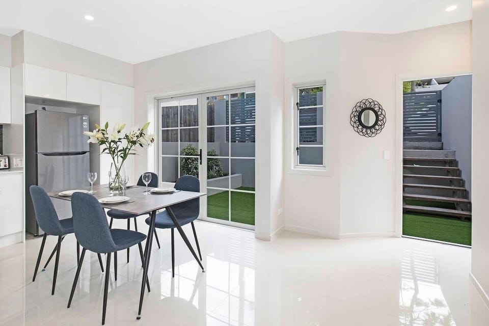 Townhouse 1 – Indoor dining area plus alfresco dining.