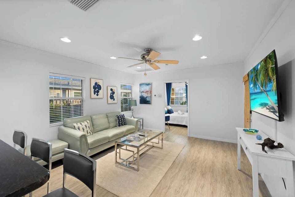 Palm Cove Hideaway | 2bd | Close to the beach! House in Madeira Beach