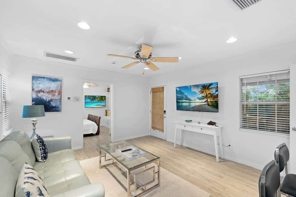 Palm Cove Hideaway | 2bd | Close to the beach! House in Madeira Beach