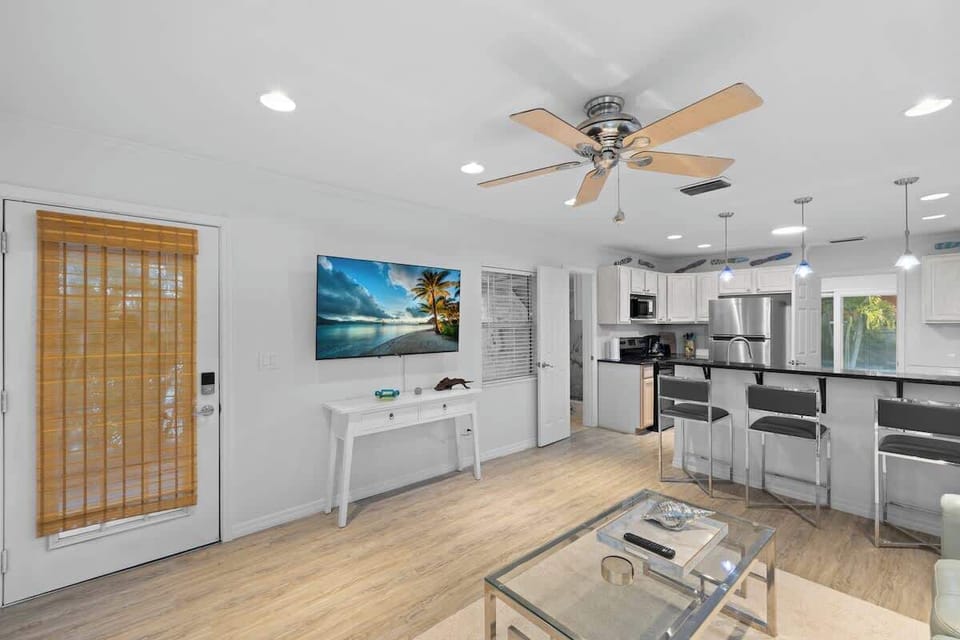 Palm Cove Hideaway | 2bd | Close to the beach! House in Madeira Beach