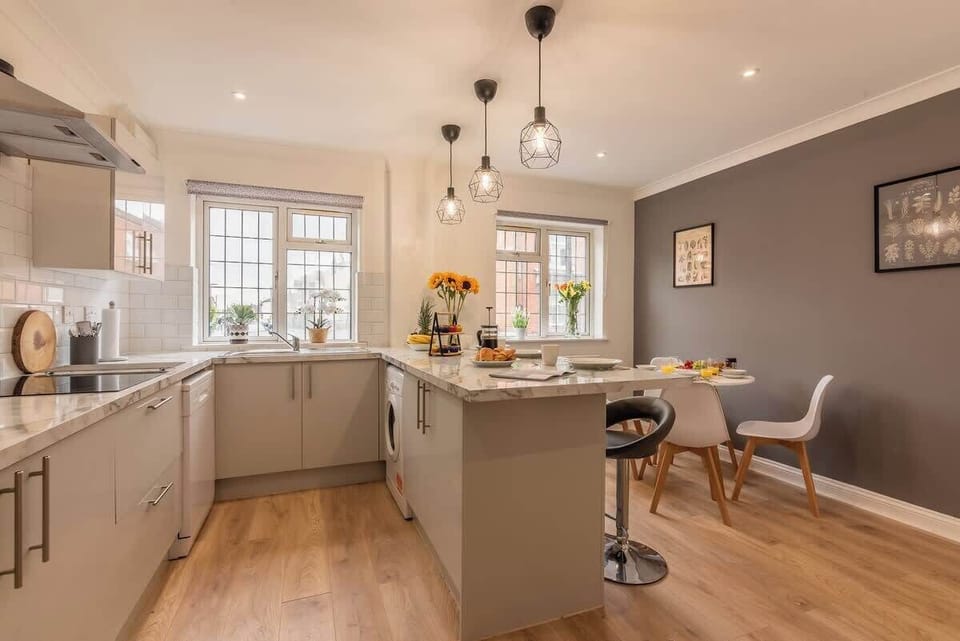 Kitchen area with dining table and breakfast bar. Fully equipped kitchen at Blue Puffin Stays Short Lets & Serviced Accommodation