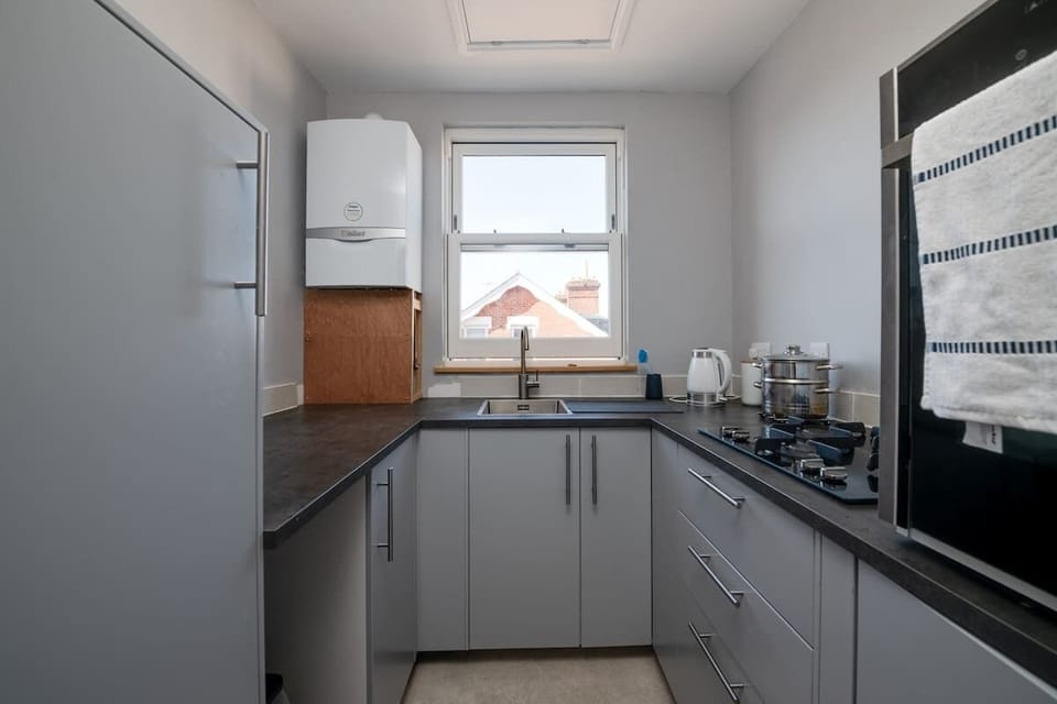 A fully equipped kitchen at Blue Puffin Stays Short Lets & Serviced Accommodation, perfect for preparing your favourite meals with friends and family.