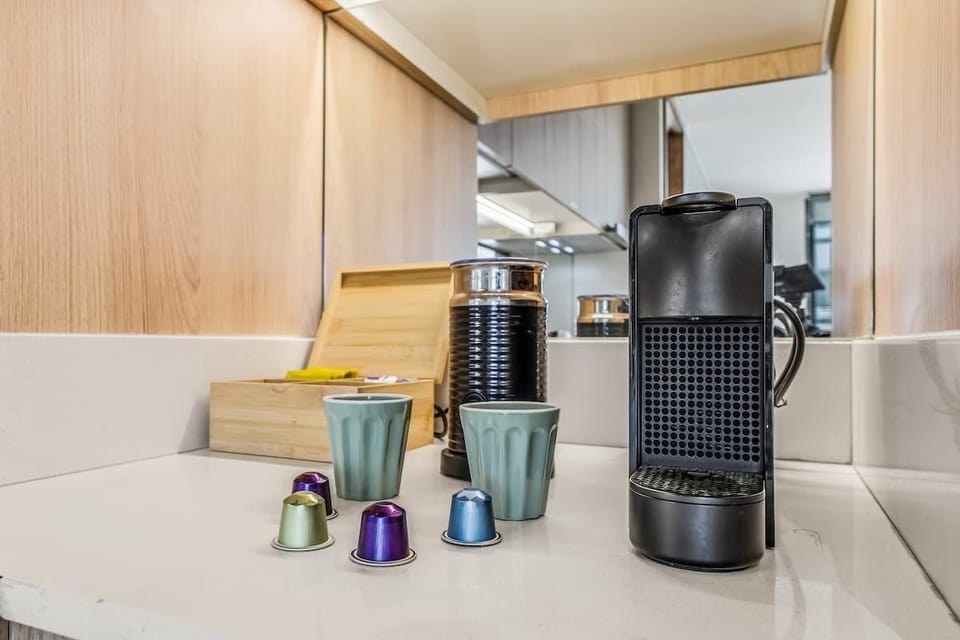El departamento cuenta con una zona de café con cápsulas y elementos de café y té de cortesía, ideal para disfrutar una pausa o comenzar el día con una buena taza sin salir del alojamiento.