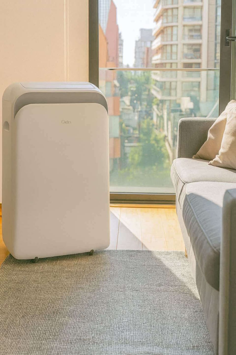 El departamento cuenta con aire acondicionado portátil ideal para los meses de calor. Puede utilizarse tanto en la sala como en la habitación. Ten en cuenta que, al ser portátil, su funcionamiento es un poco más ruidoso que un equipo fijo exterior