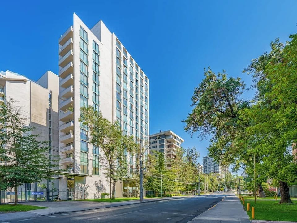 El edificio se encuentra en el exclusivo barrio El Golf, en Las Condes. Una zona tranquila y muy segura, rodeada de cafés, malls y centros comerciales, con fácil acceso al metro y principales avenidas.