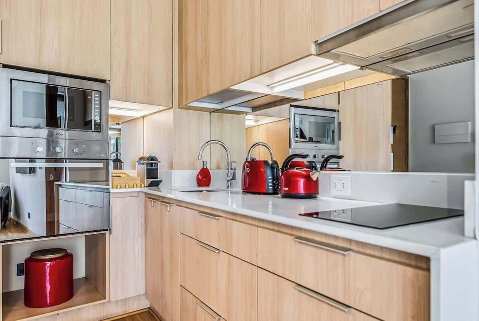 Cocina completamente equipada con vajilla y utensilios para una estadía cómoda. Incluye un rincón de café y té con máquina Nespresso, ideal para disfrutar un buen café en cualquier momento del día.
