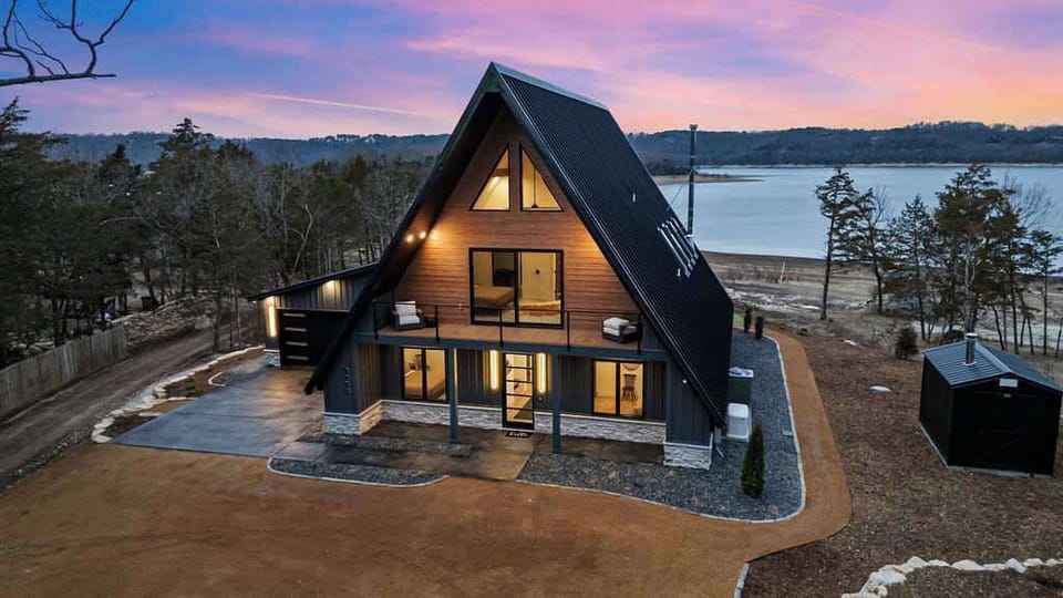 Take part in the perfect escape at Aframe At Beaver Lake! 