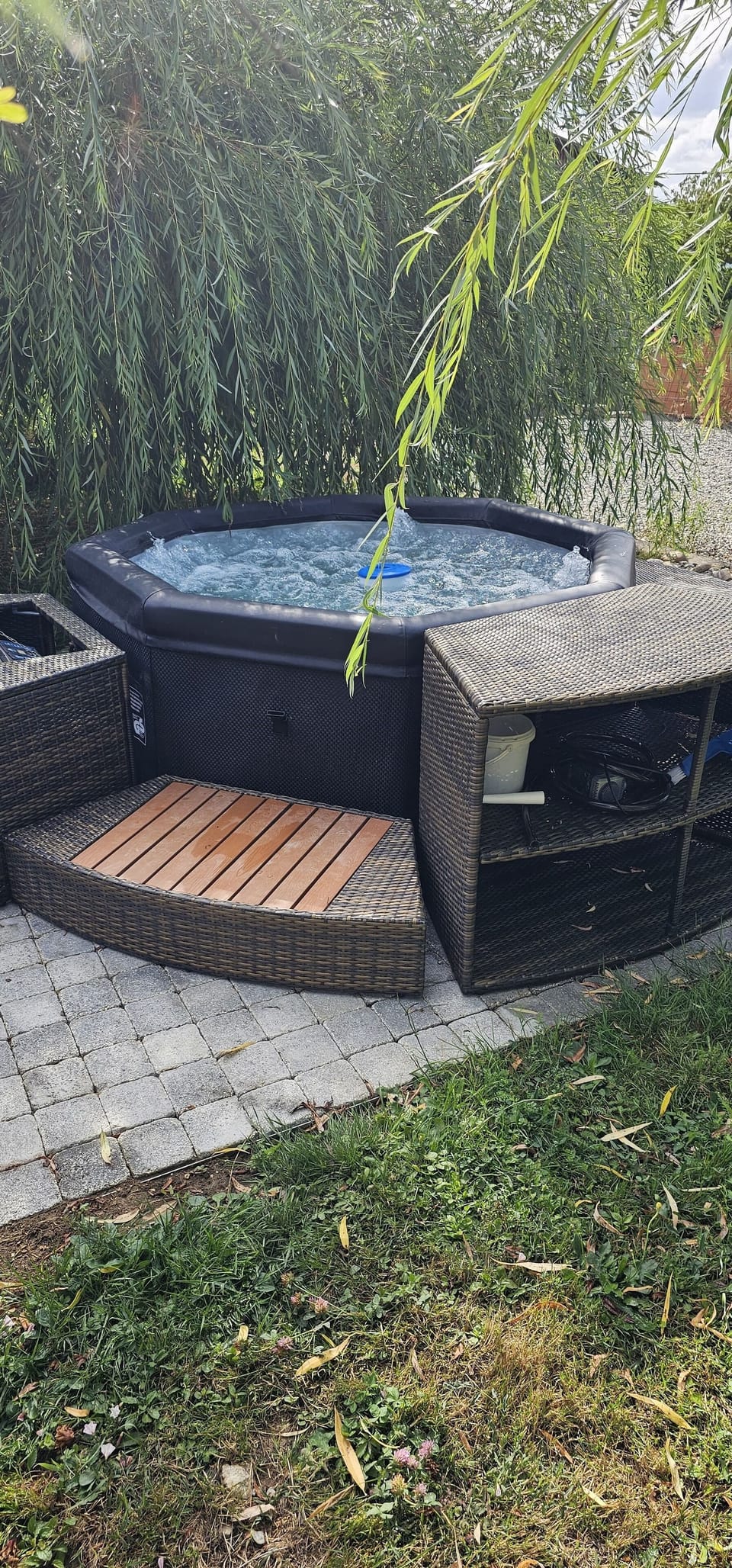 Outdoor spa tub