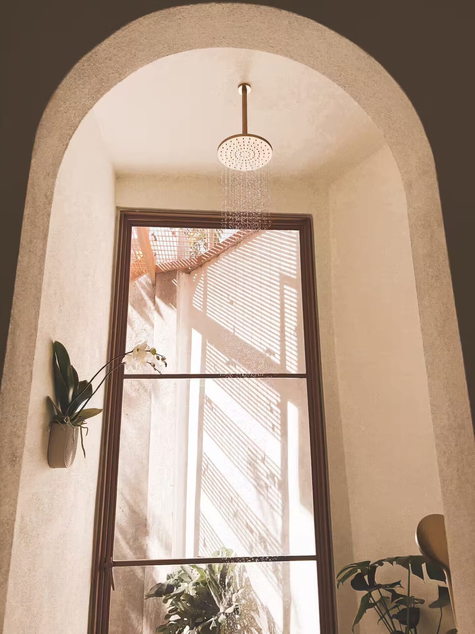 Rain shower with door opening to the garden