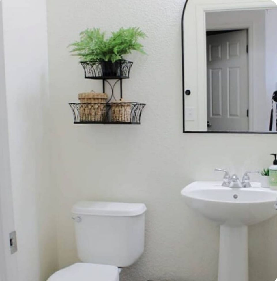 Like family-pet friendly 20 mi from the airport and 30 min from honeymoon beach House in Westchase