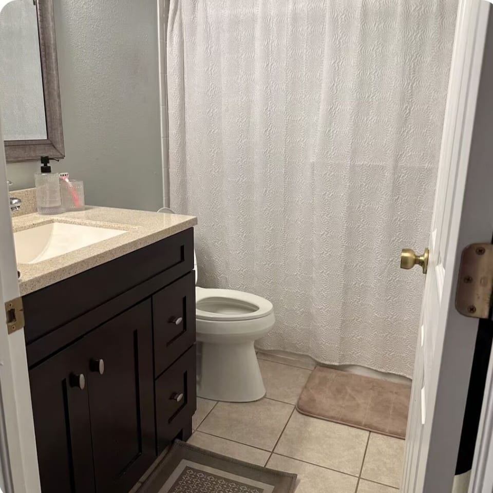 Like family-pet friendly 20 mi from the airport and 30 min from honeymoon beach House in Westchase