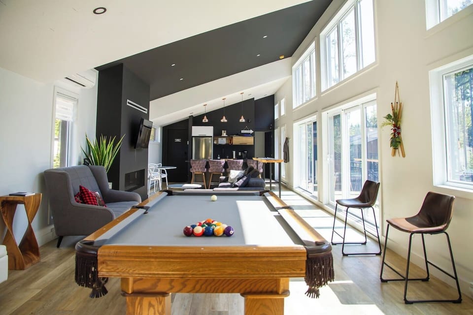 Avec votre réservation chez nous, vous aurez accès au complexe incluant piscine (été), spa & sauna (à l'année) et la salle de jeux/détente !