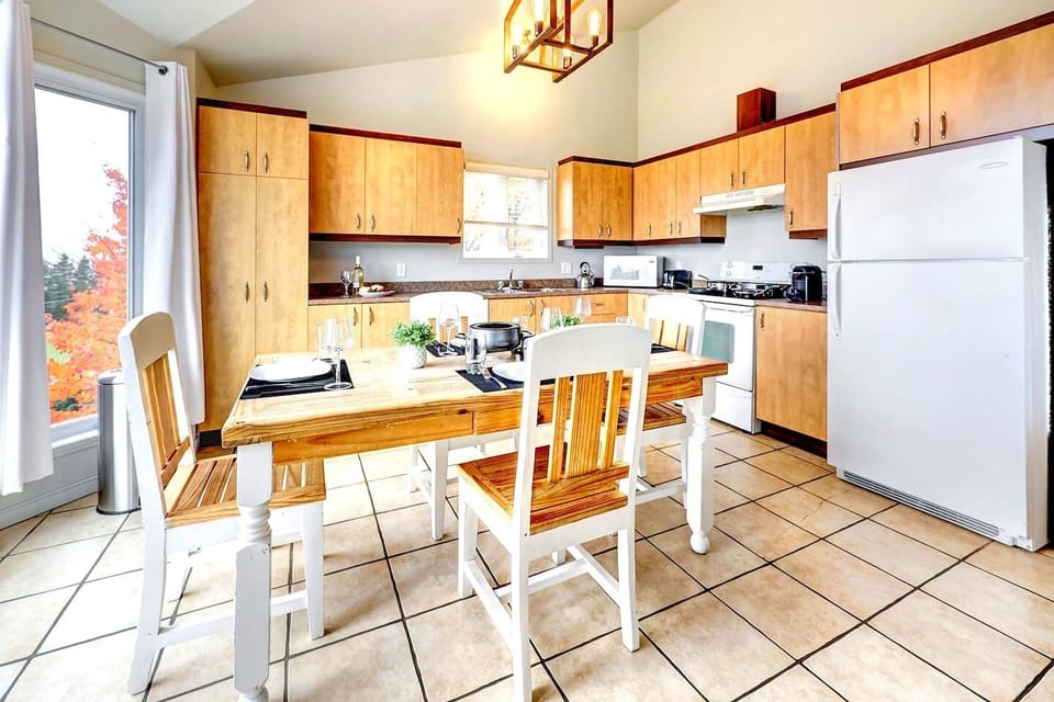 Salle à manger avec une table pouvant accueillir 4 personnes.