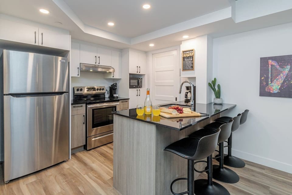Cuisine bien équipé et fonctionnel avec four, frigidaire, micro-onde et plus !