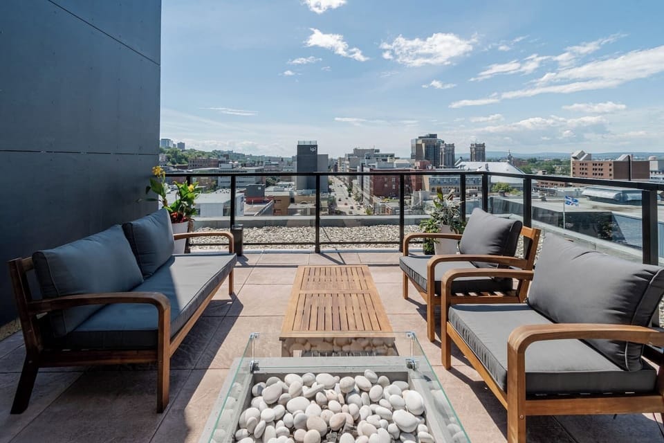 Terrasse sur le toit avec une magnifique vue sur la ville de Québec. Ouvert du printemps à l'automne.

La piscine chauffée sur le toit est ouverte en période estivale uniquement.